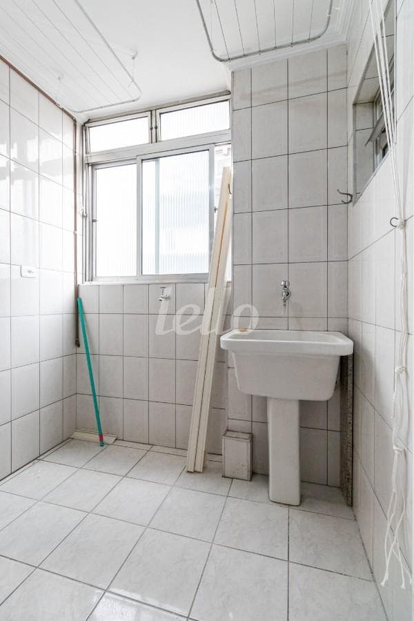 AREA-DE-SERVICO de Apartamento com 76 m² em Cerqueira César - São Paulo