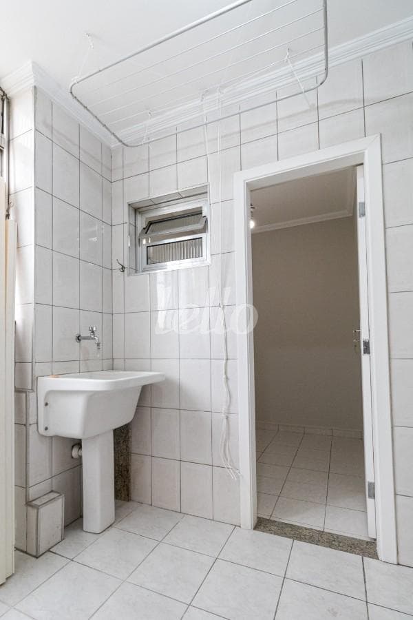 AREA-DE-SERVICO de Apartamento com 76 m² em Cerqueira César - São Paulo