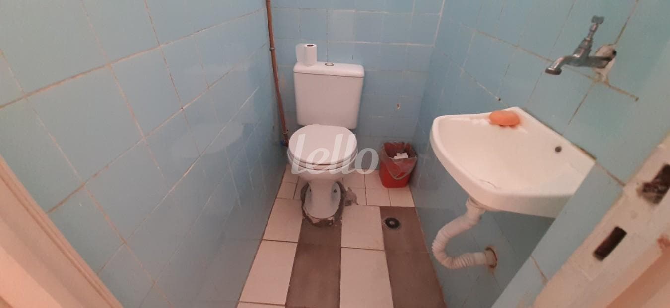 BANHEIRO DO SALÃO de Casa térrea com 133 m² em Vila Antonieta - São Paulo