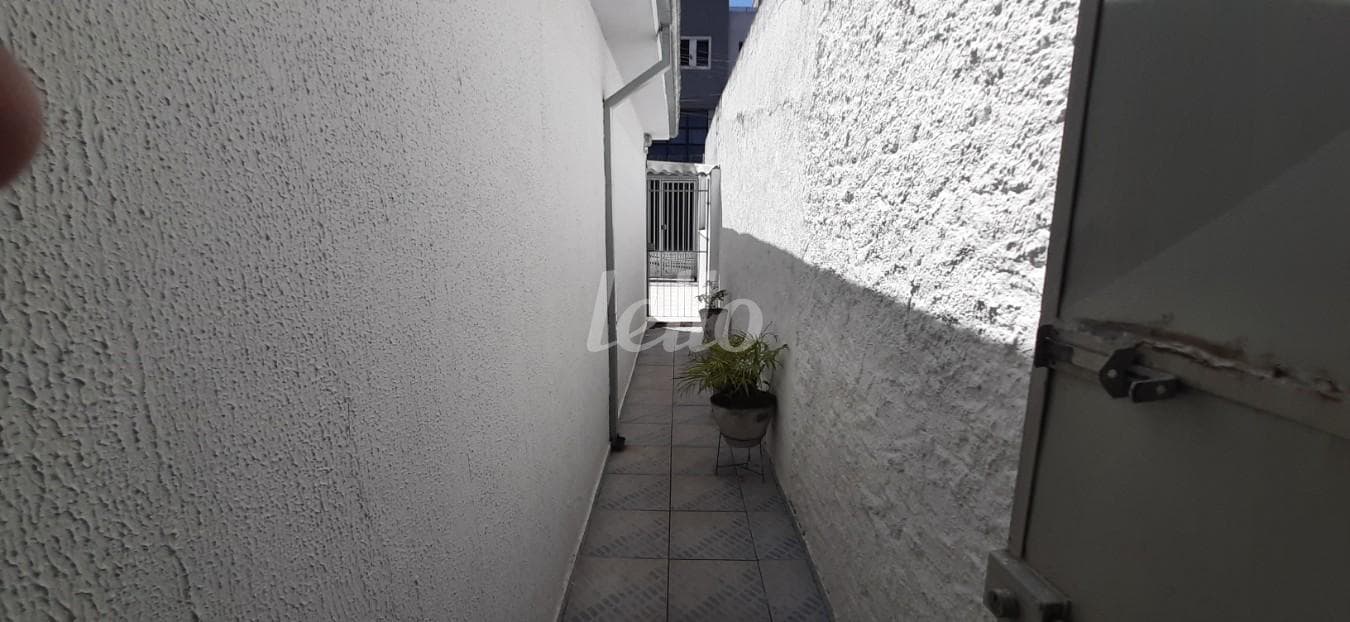 ENTRADA LATERAL de Casa térrea com 133 m² em Vila Antonieta - São Paulo