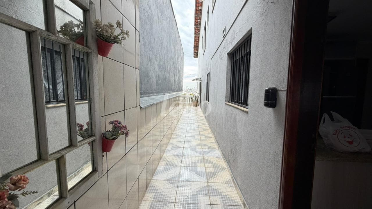 ENTRADA LATERAL de Casa sobrado com 243 m² em Vila Alpina - São Paulo
