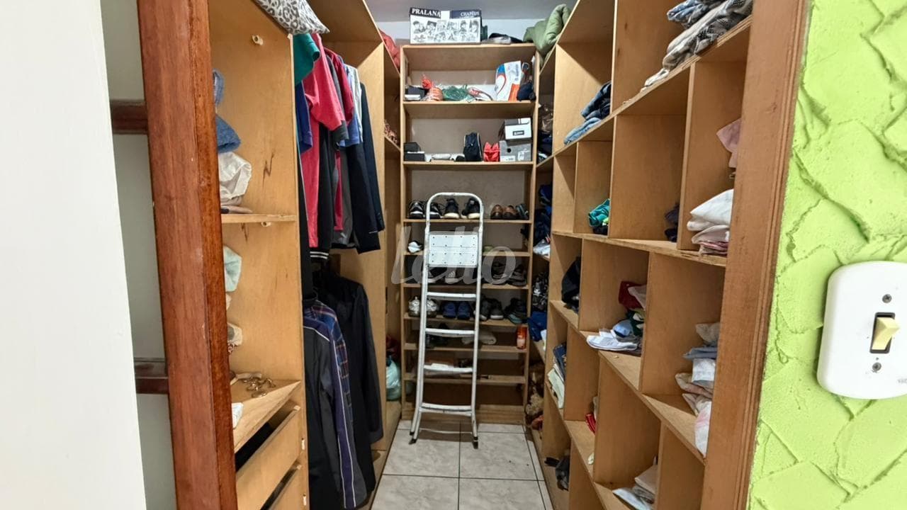 CLOSET SUITE MASTER de Casa sobrado com 243 m² em Vila Alpina - São Paulo