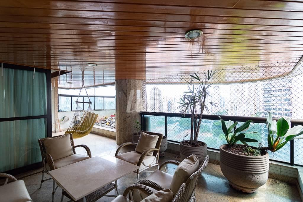 VARANDA de Apartamento com 375 m² em Jardim Anália Franco - São Paulo