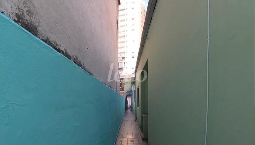 CORREDOR LATERAL de Casa térrea com 130 m² em Santana - São Paulo