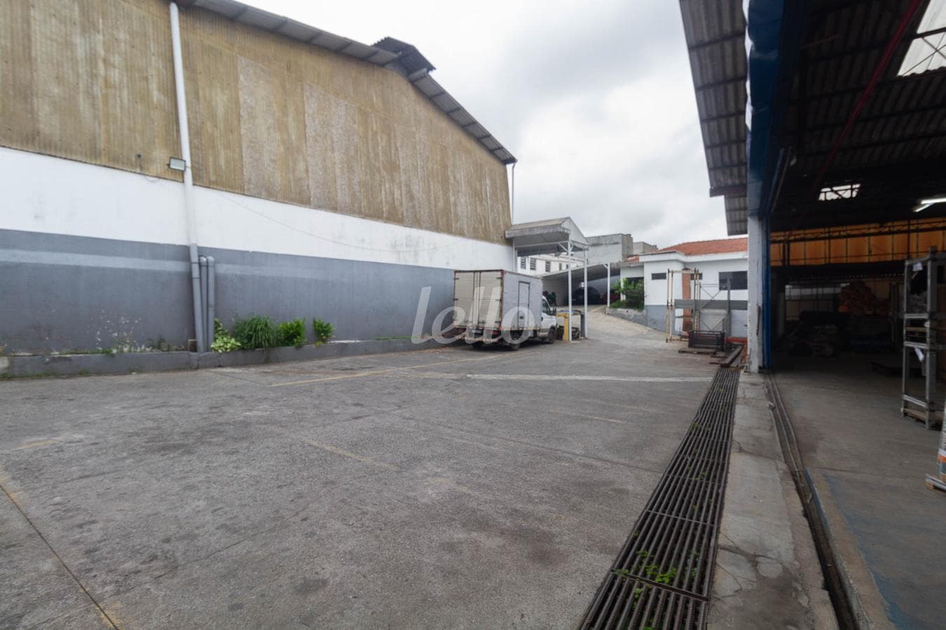 PÁTIO DE MANOBRAS de Galpão/Armazém com 4040 m² em Penha de França - São Paulo