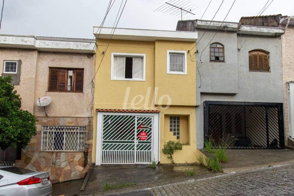 FACHADA de Casa sobrado com 100 m² em Santana - São Paulo