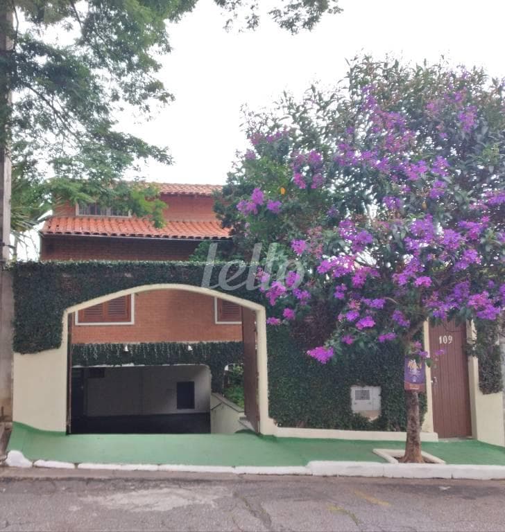 FACHADA de Casa sobrado com 215 m² em Santana - São Paulo